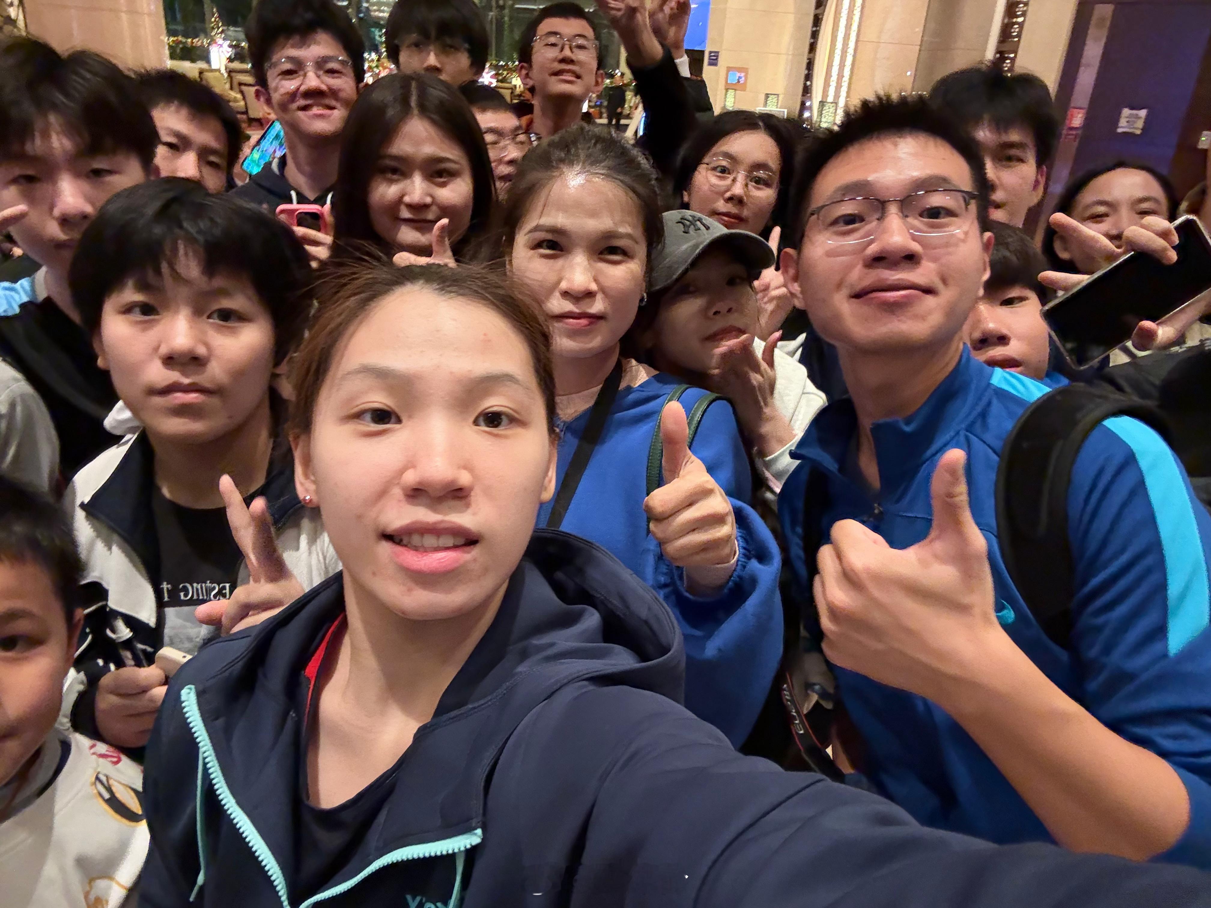 看完比赛赶回酒店偶遇李怡婧拿了我的手机拍大合照[笑cry][笑cry]还有刚刚拿
