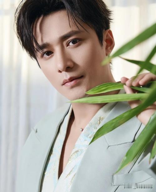 你有没有发现，
有些演员拍戏就像“玩票”？
说的就是王皓祯。

在北京有房有车，