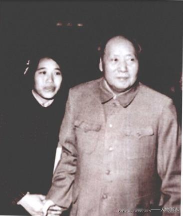 1964年12月20日，在第三届全国人民代表大会上，毛泽东主席把邢燕子领上主席台