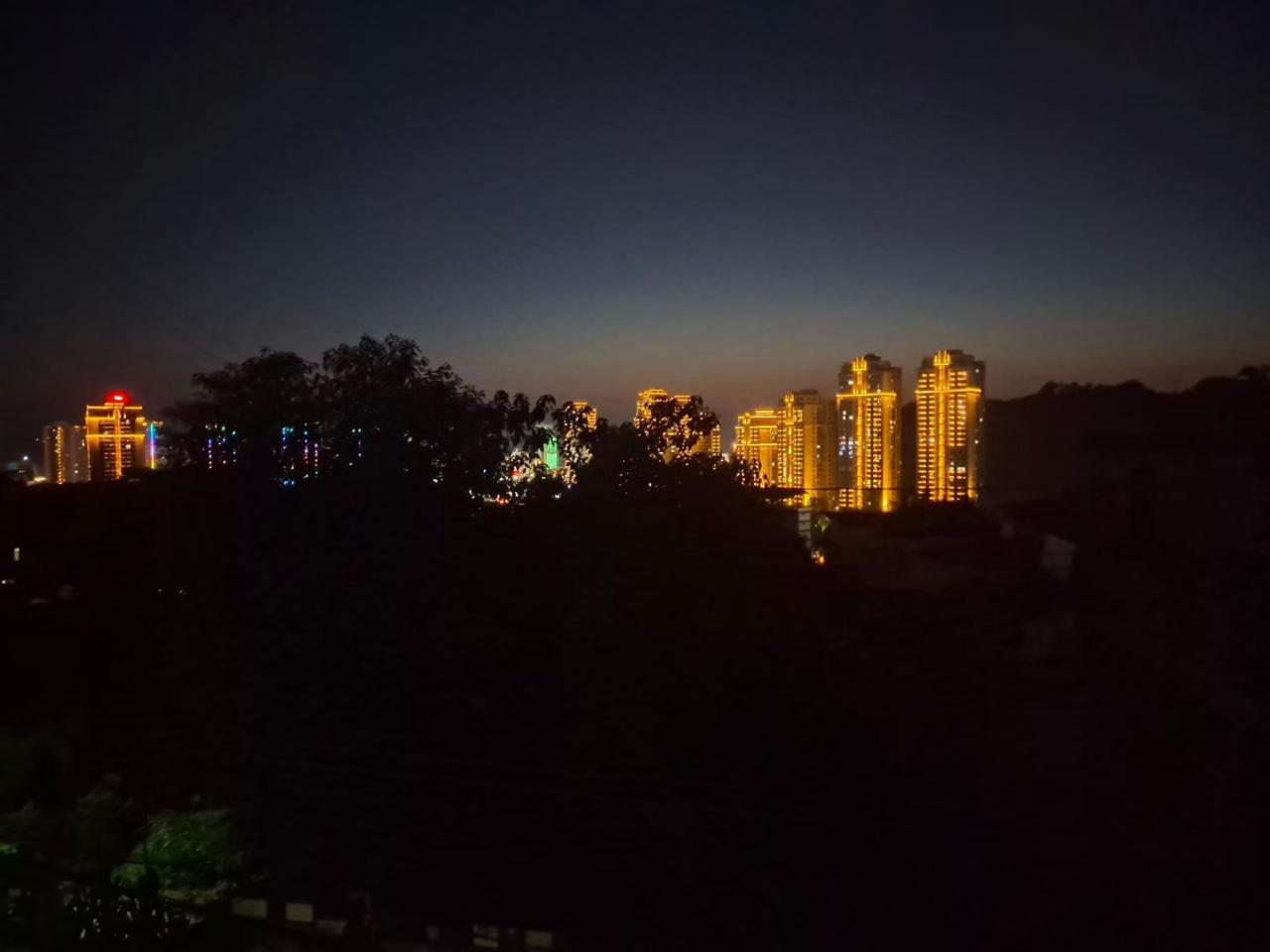 暮 秋

作者:墨琴

风卷着最后一片银杏
跌进无人问津的角落
像一声叹息
轻得