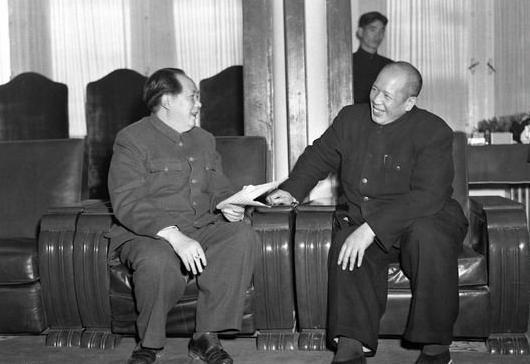 这是1951年10月，毛泽东和李维汉在一起交谈。 
       1918年，李