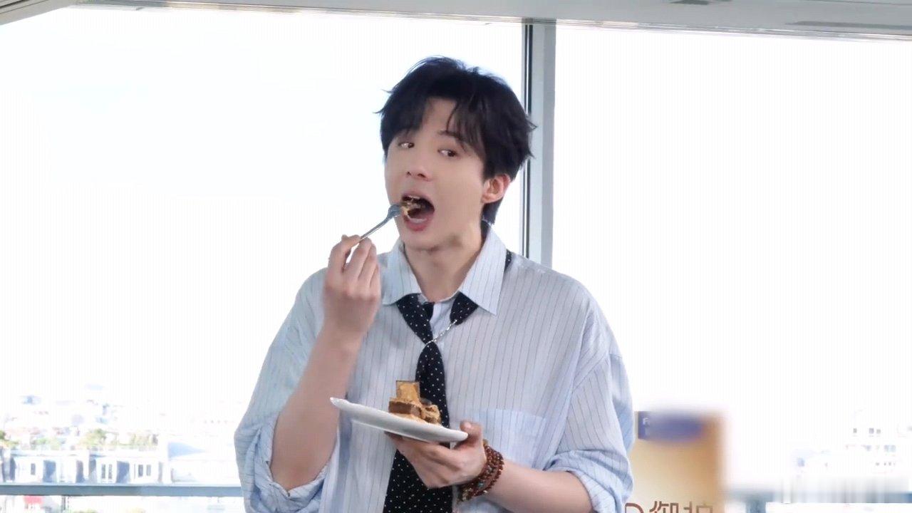 我和刘宇宁能吃到一块给刘宇宁吃一口吧就一口给刘宇宁吃一口就一口，馋得呀，花絮里成
