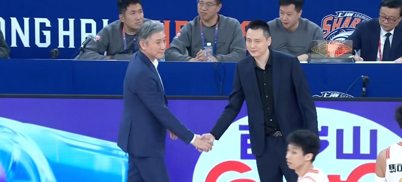 贺希宁这场比赛太可惜了！空砍42分，周鹏4分，外援不给力。深圳队以92：101输