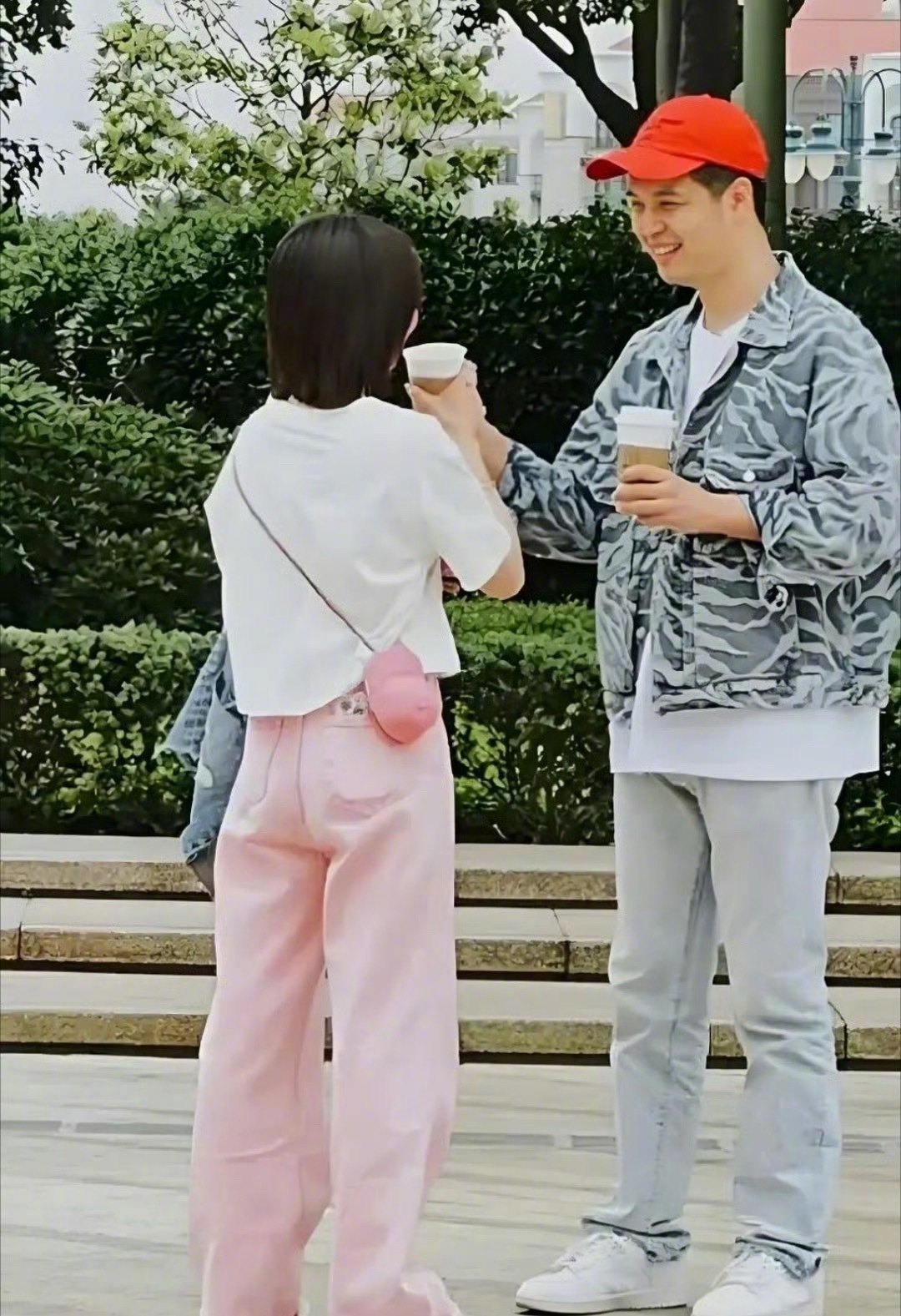 马頔接机李纯 李纯回京男友马頔特意来接机，见到镜头拍摄就走到一边，低调又甜蜜的小