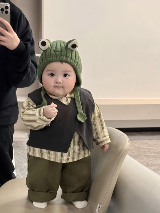 好喜欢我的胖宝宝，真像一个小手办呀～