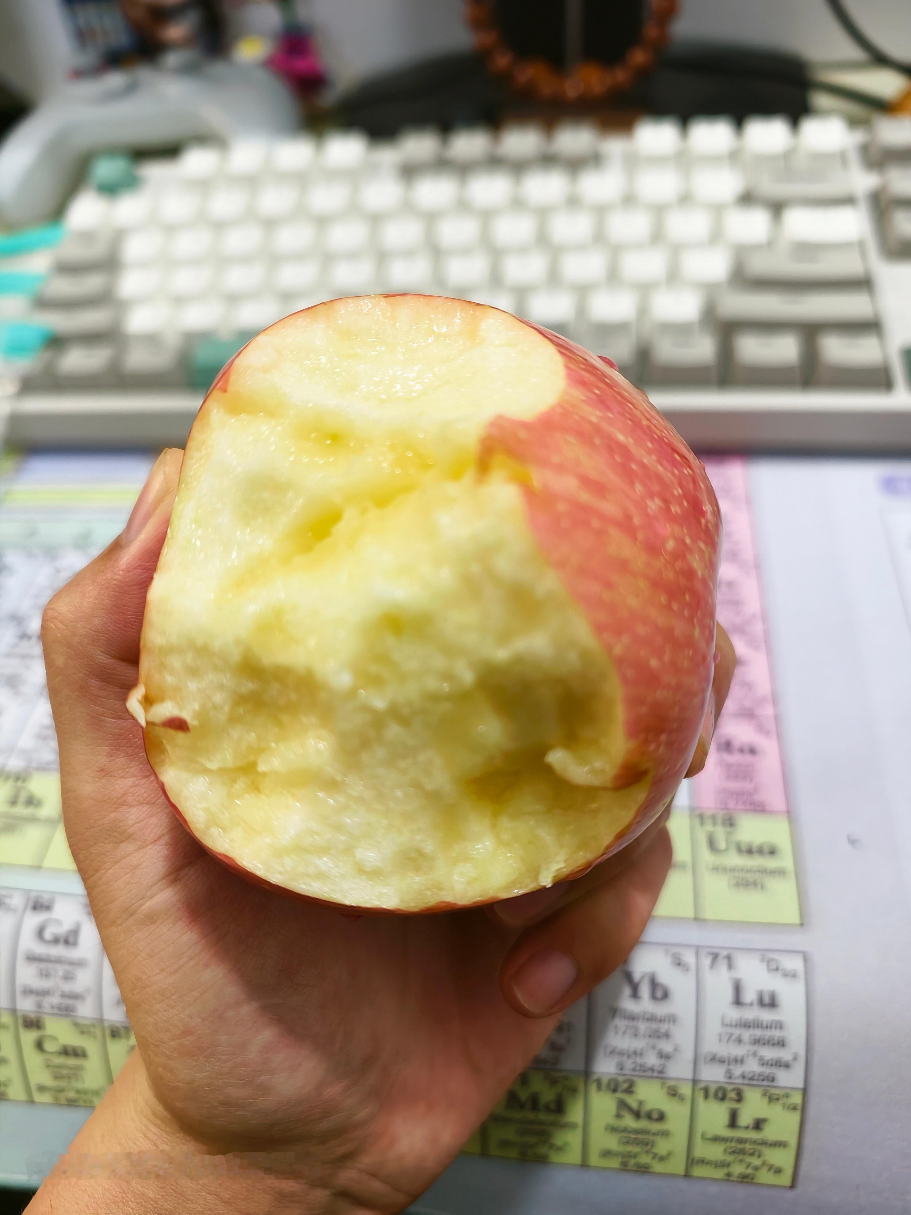 生活手记 晚饭就一个苹果，现在非常饿。 