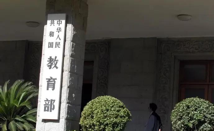 教育在个人和社会发展中扮演着至关重要的角色。首先，教育是知识传播和技能培养的基础