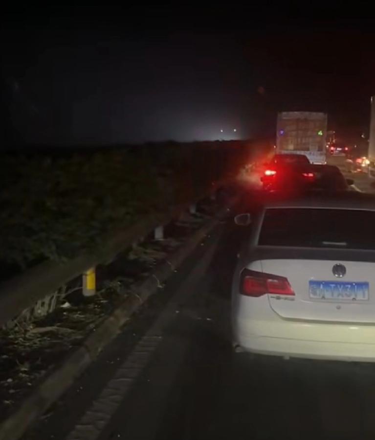 希望母子平安！昨夜突发，救护车追尾轿车，车内孕妇情况堪忧，司机和医生受轻伤，事发