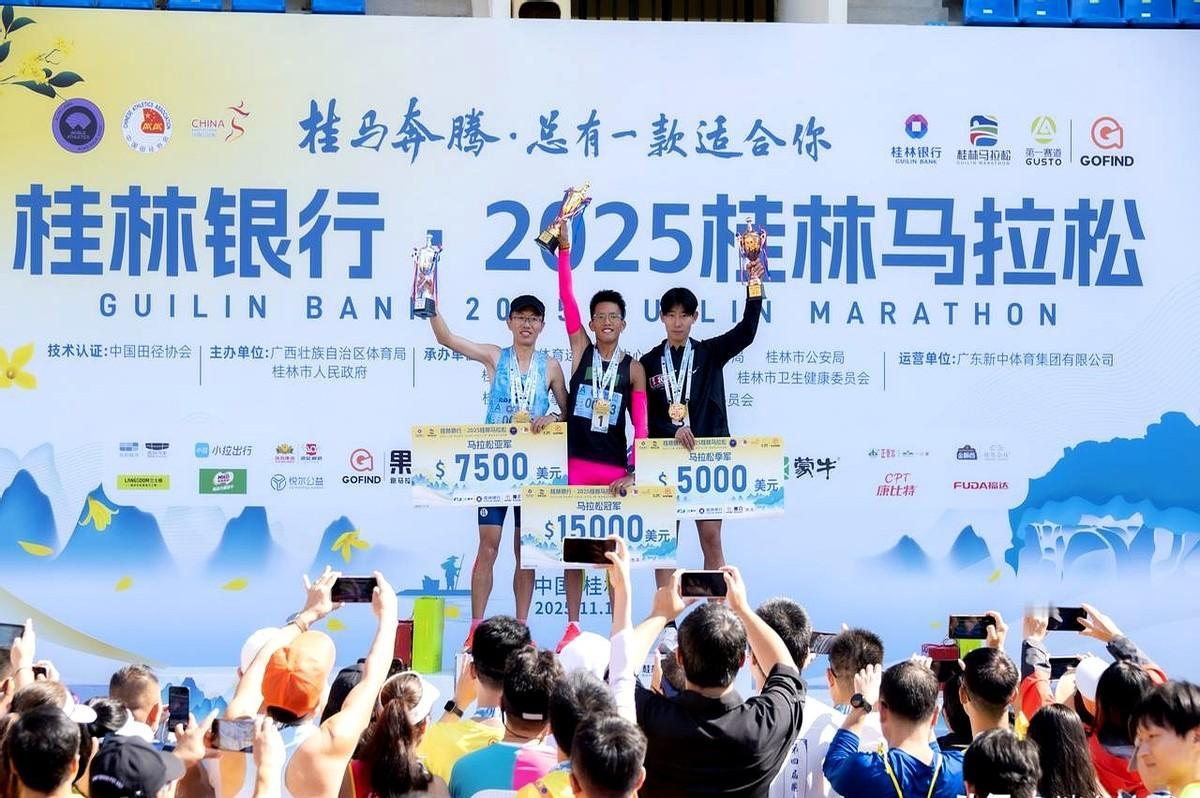 “02:17:53，陈华威冲线那一刻，手机计时器比他还先哭。”

有人把这条弹幕