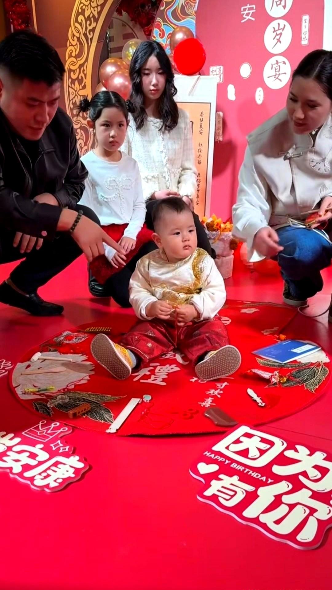 俄罗斯混血缇安宝贝抓周仪式超隆重

亲友围一圈爱意藏都藏不住，奶奶忙前忙后给大孙