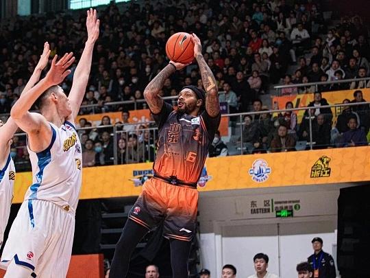 CBA最新消息：据山东广播电视台体育频道体育新闻主编夏晓司发文写道：“挺有意思，