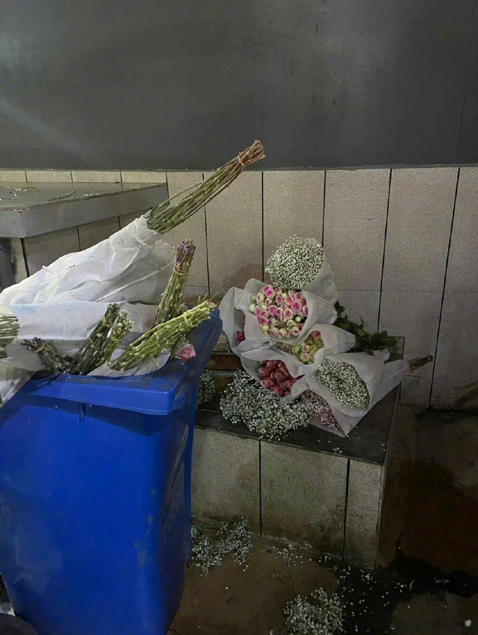 #过几天能去垃圾桶里捡花了#捡花算什么，再过几天，你还可以去陵园购呢，有水果有烟