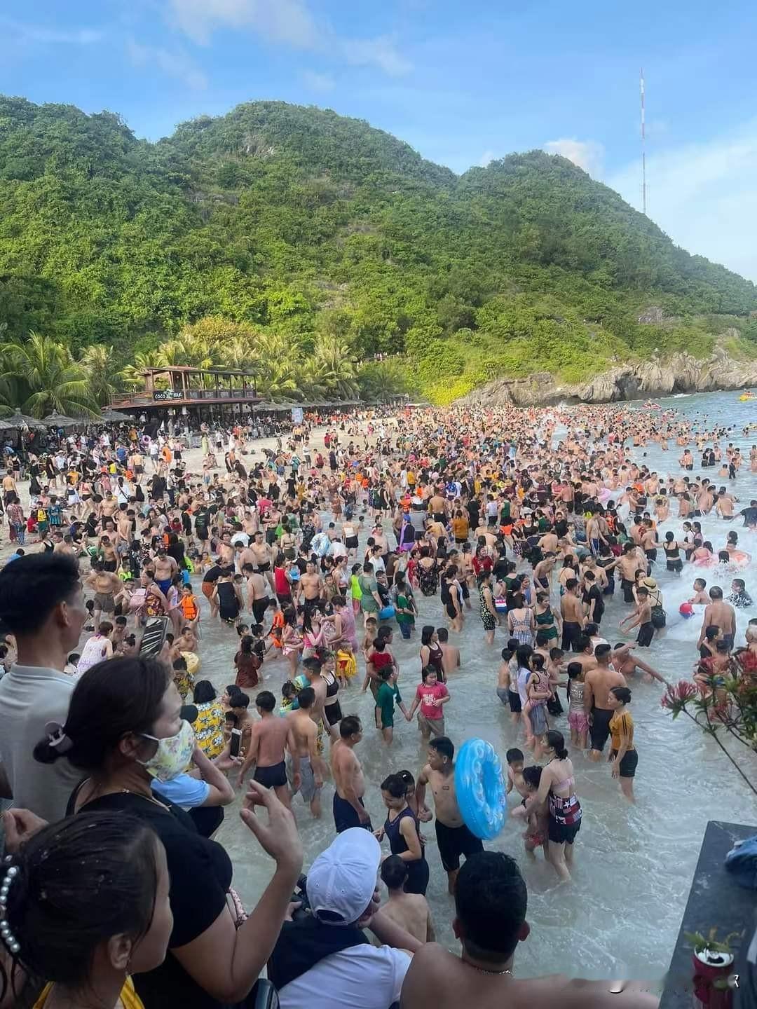 经济下行，制造业很多工厂双休8小时，周末出去玩的人多起来了，哪怕是听说有变种新病