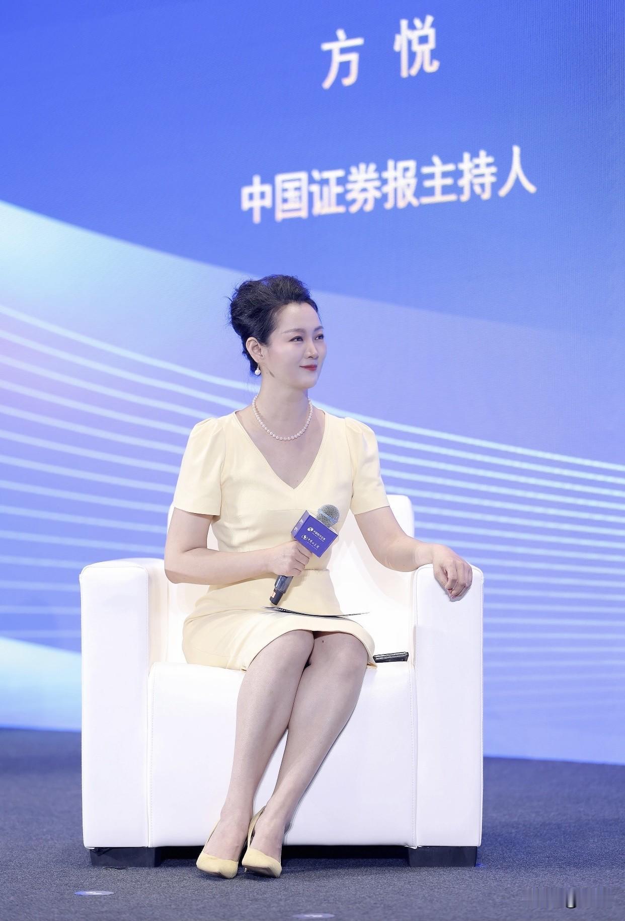 年出生，毕业于香港中文大学，原本是模特，后来成了央视财经主播。她主持《证券》节目
