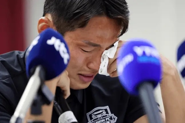 水原FC和孙准浩终止合同前几天还表态中国足协禁令不会限制孙准浩的水原，发布会第二