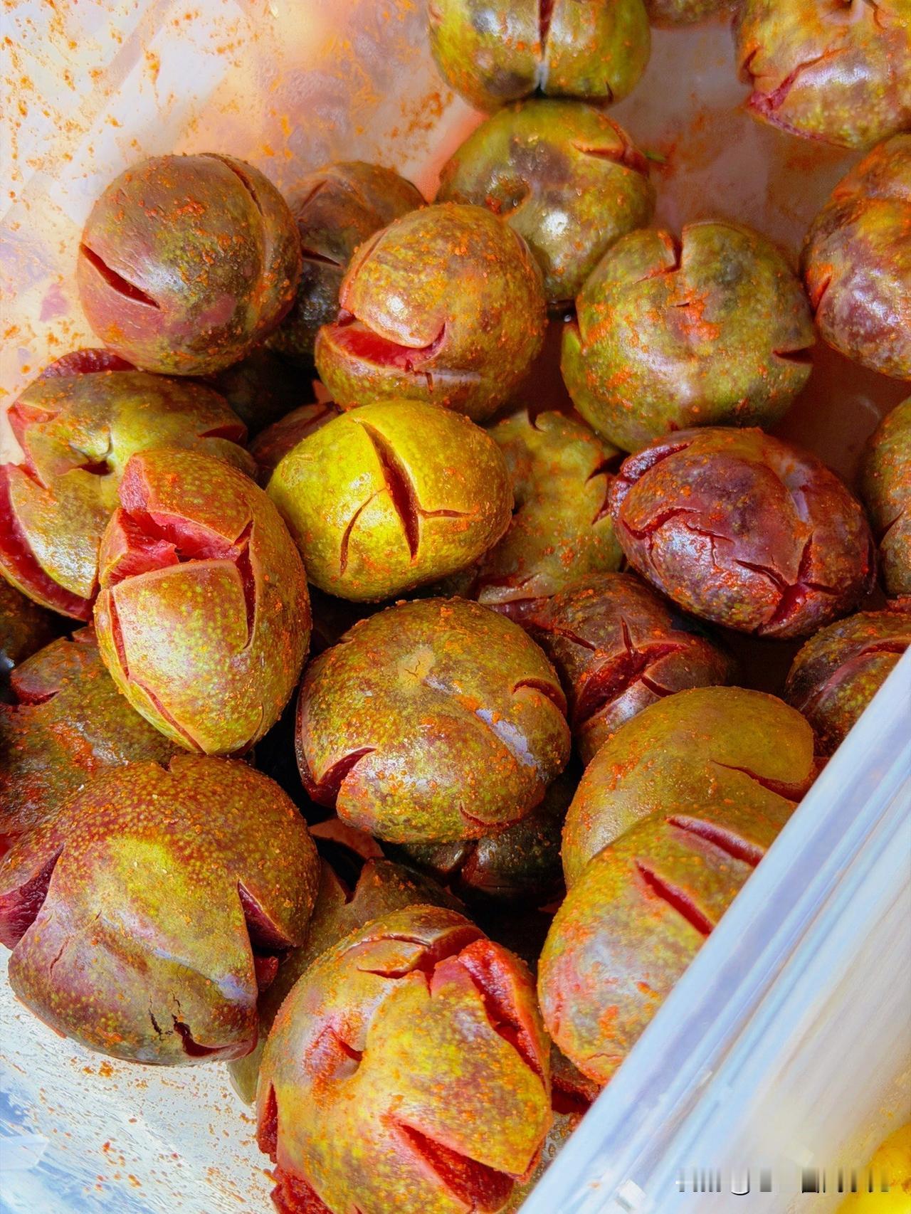 外地人看了直摇头：水果放辣椒太离谱[震惊]
广西人吃得停不下来：这一口解暑又解腻