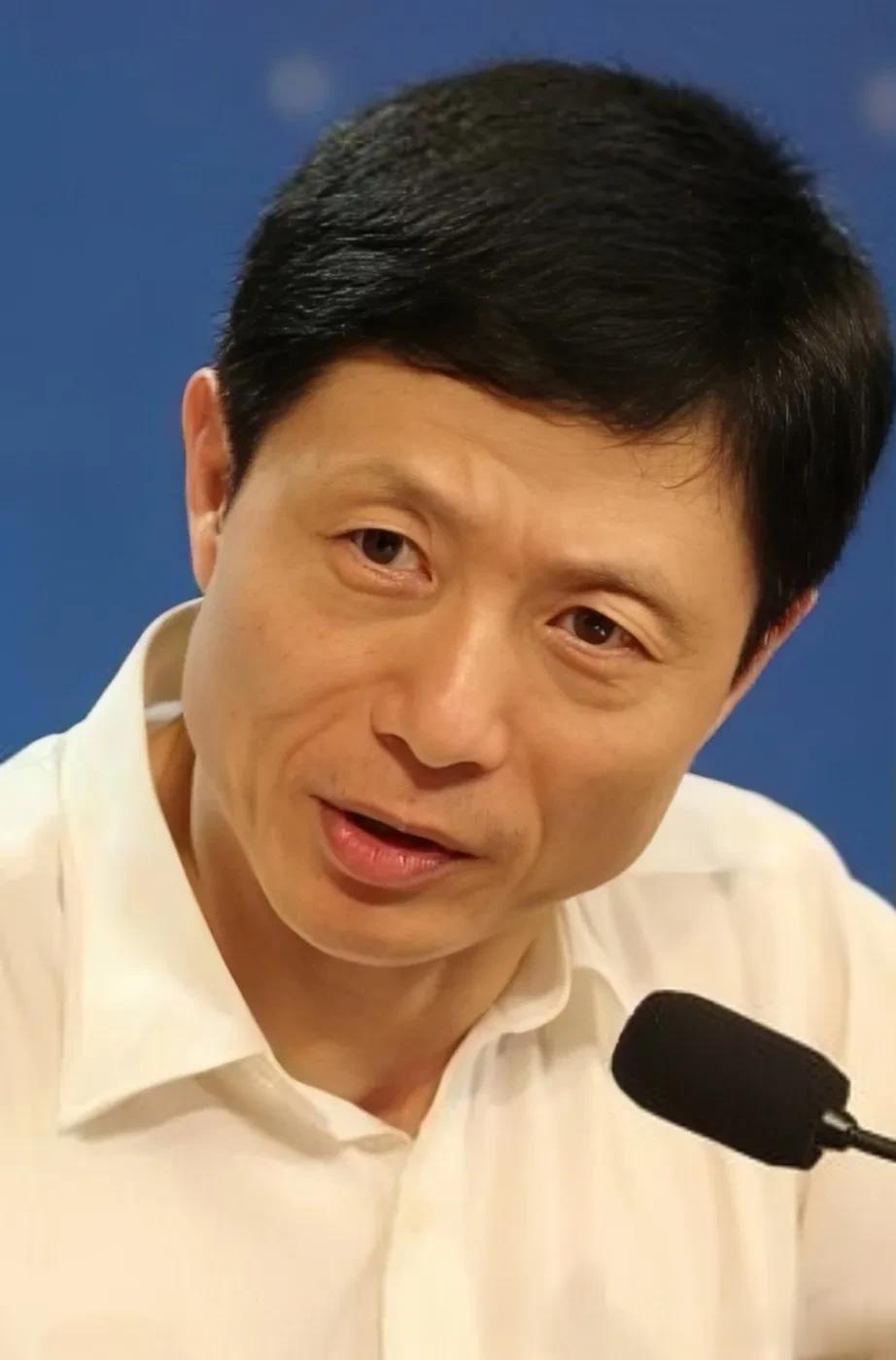 一次，大学教授艾跃进演讲，顺口谈到了娱乐圈，他说:你看看，娱乐圈里的明星是怎样穿