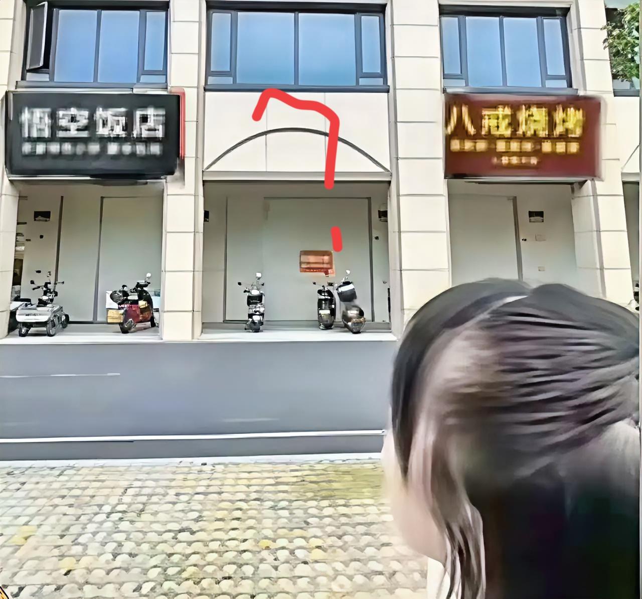 跪求店名，要求压过旁边两家店？
看中一个店铺，可名字让我着急了，跪求店名，在线等