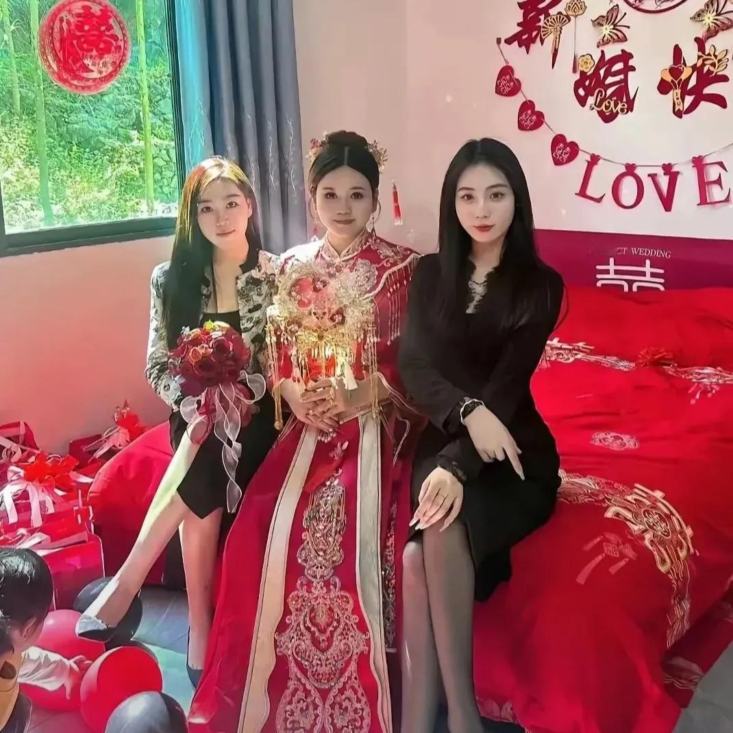 在婚礼的舞池中，她以伴娘的身份轻盈旋转，月光透过窗子洒在她的脸上，更显动人。新郎