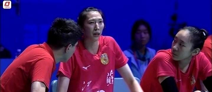 吴梦洁又受伤了。
苏辽大战第一局后半段突然捂着胸口难受，要下场休息，教练就把小将
