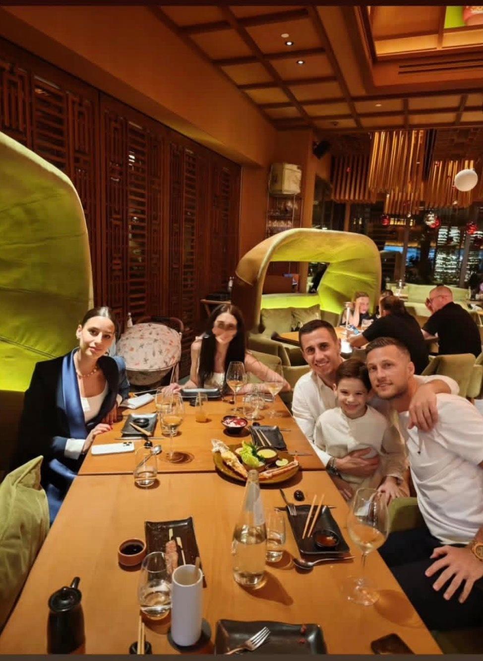 北京国安北京国安 斯帕伊奇与塞尔维亚高中锋佩西奇聚餐。 