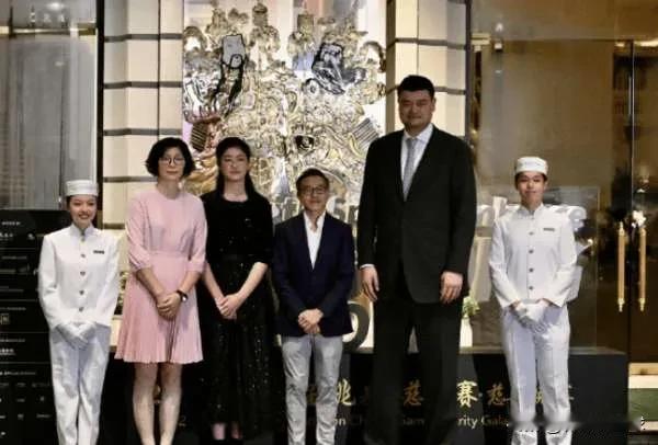 在今晚举行的姚基金慈善晚宴上，姚明携家人一同亮相，并与蔡崇信等特邀嘉宾合影留念。