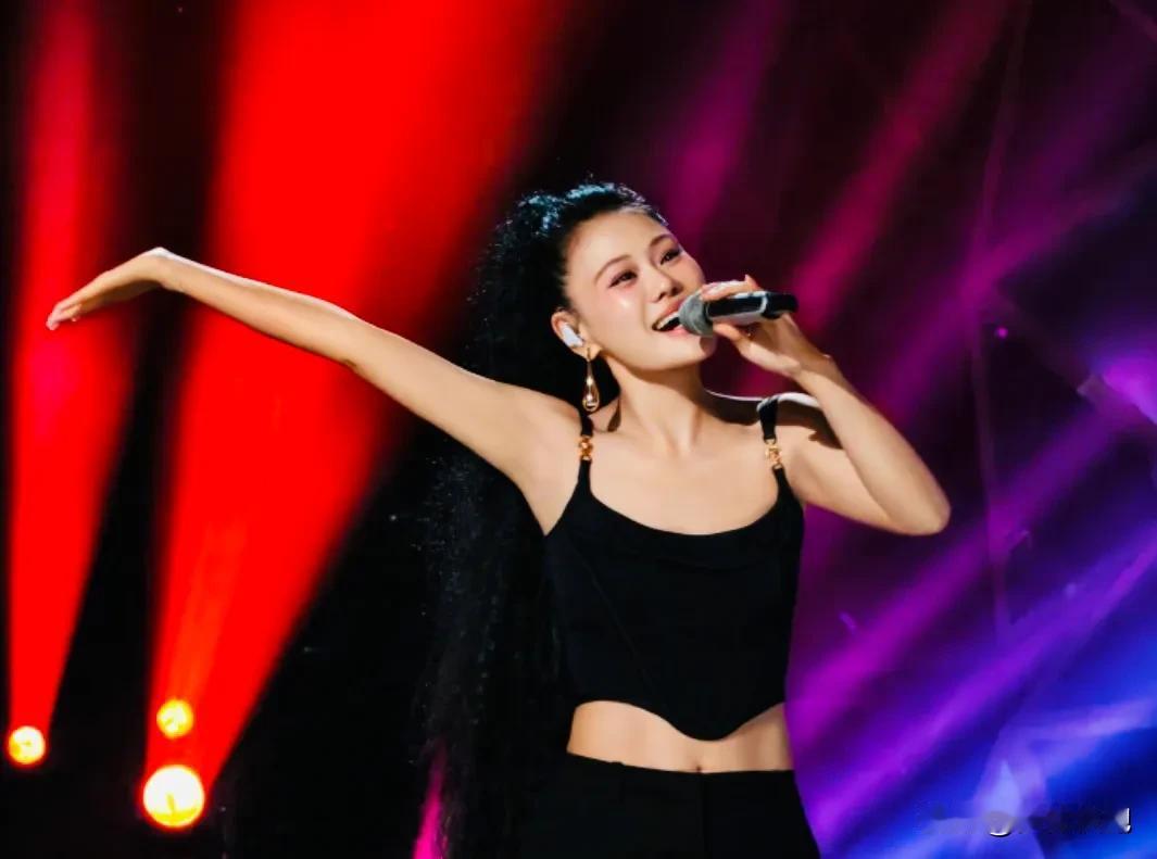 袁娅维和黄宣在《歌手2024》第八期舞台上的R&B歌曲都有陶喆的风格，袁娅维直接