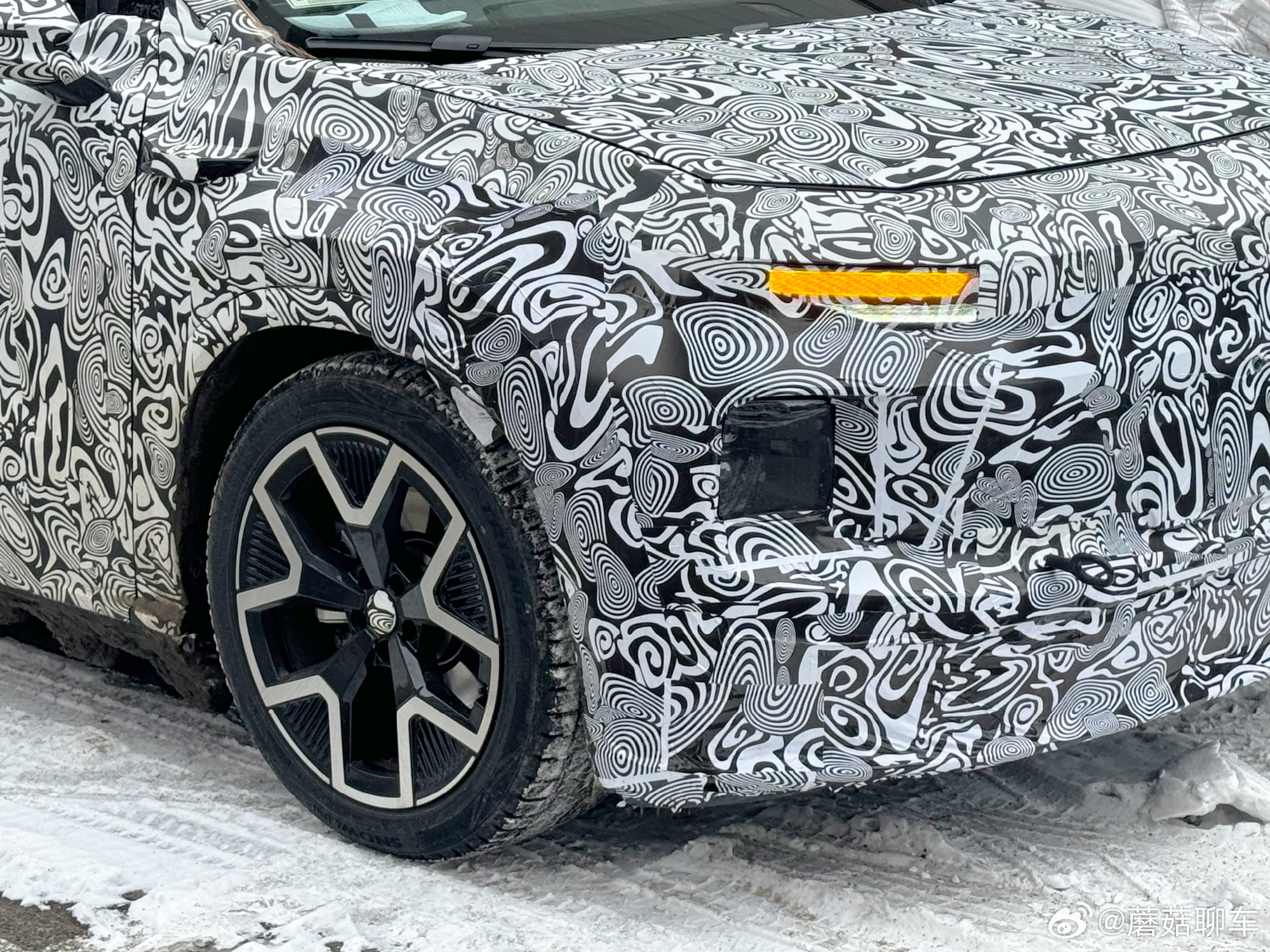 一汽大众全新纯电SUV谍照曝光哎呦！这是冬测时候的照片吗看尺寸着实不小，车头的设