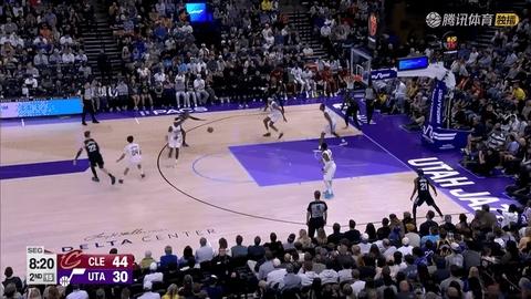 比赛最后四分钟，骑士队新星莫布利上演个人表演秀！他连续砍下8分，包括一记势大力沉