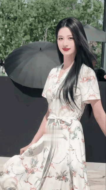 现在女明星的精修大片越来越难出圈，

可能一些意外抓拍反而容易一夜刷屏，

王楚