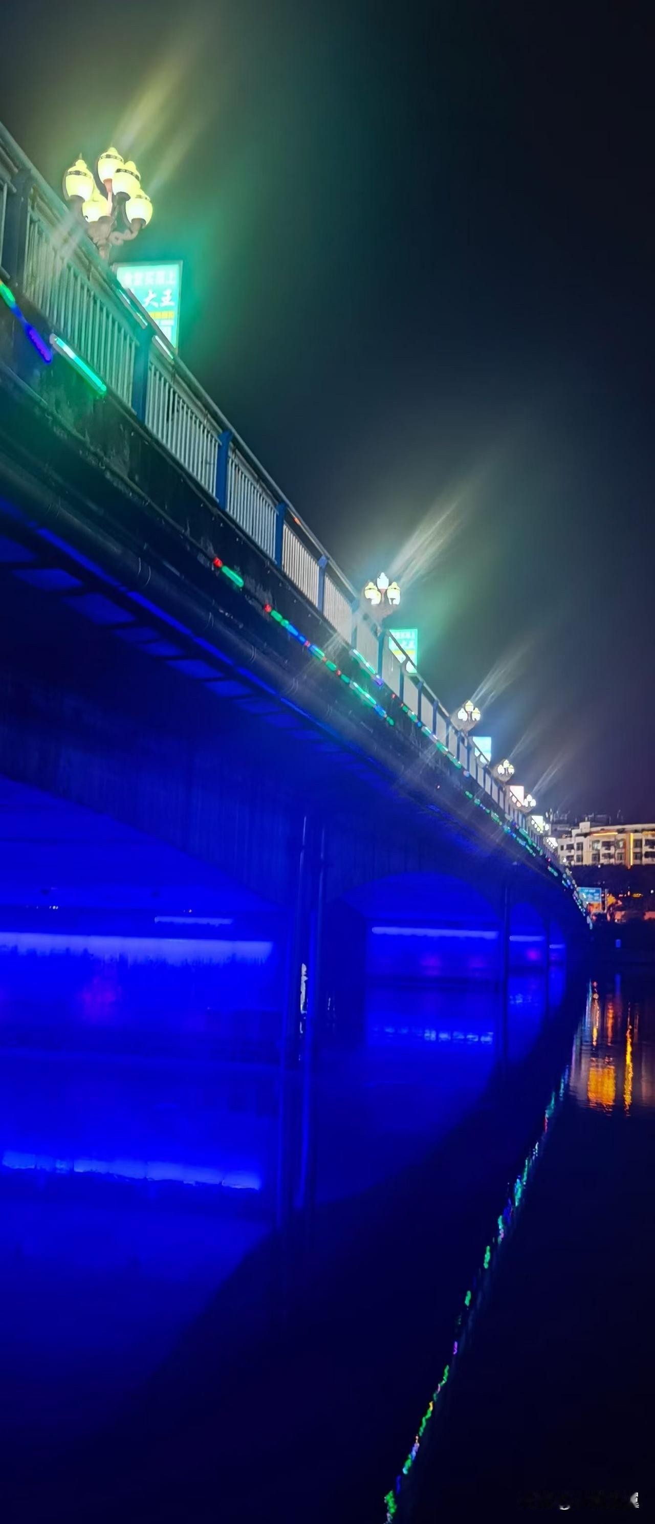 【小对联】
上：……？
下：醉人。