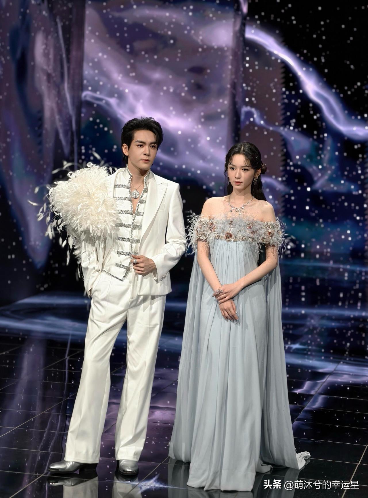 同一个博主拍的原相机微博之夜红毯照，无修纯生图第二波！
周也、李兰迪、宋祖儿、宋