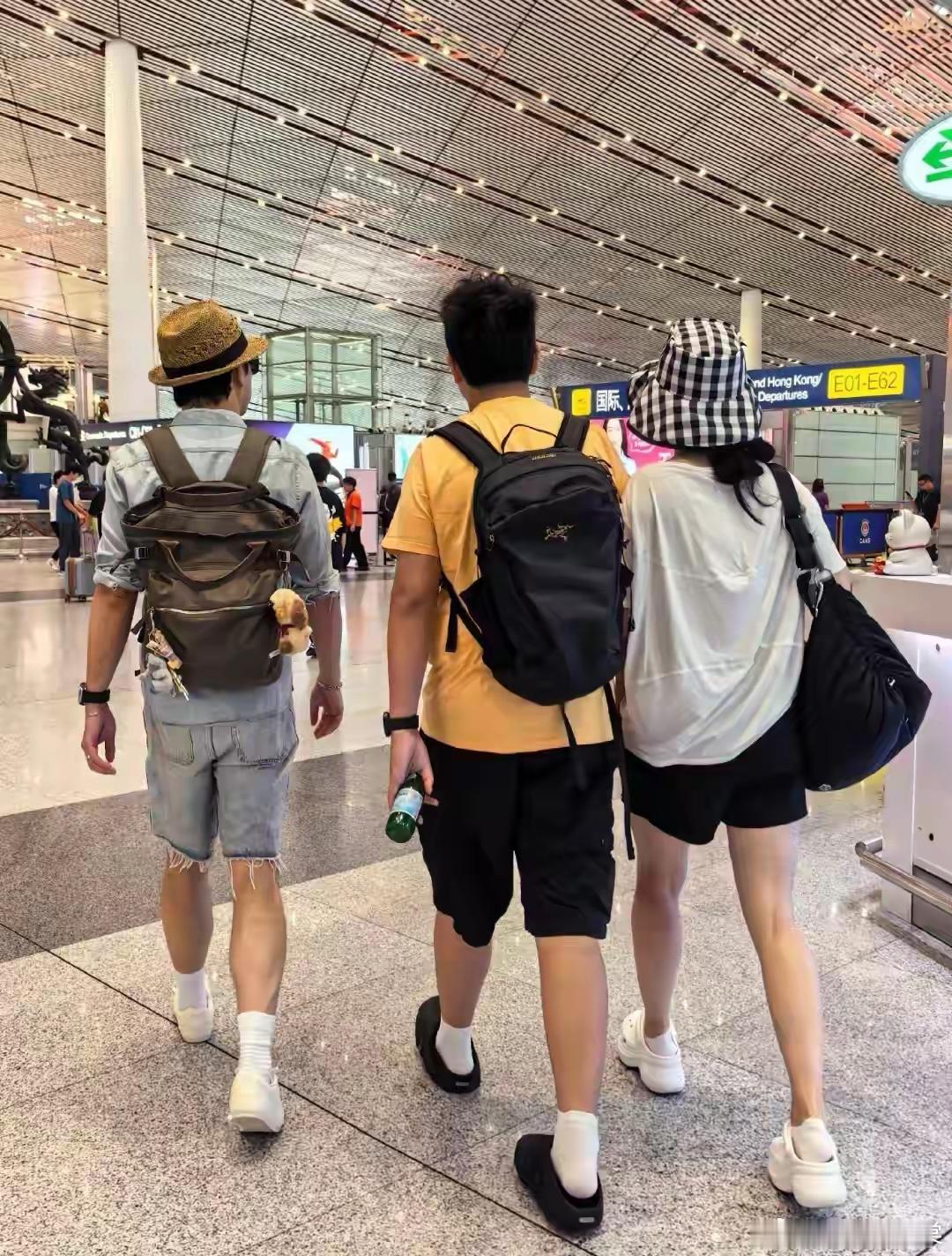 沙溢胡可带儿子出行，11岁小鱼儿身高180CM，长相到底是随爹还是随妈？ 