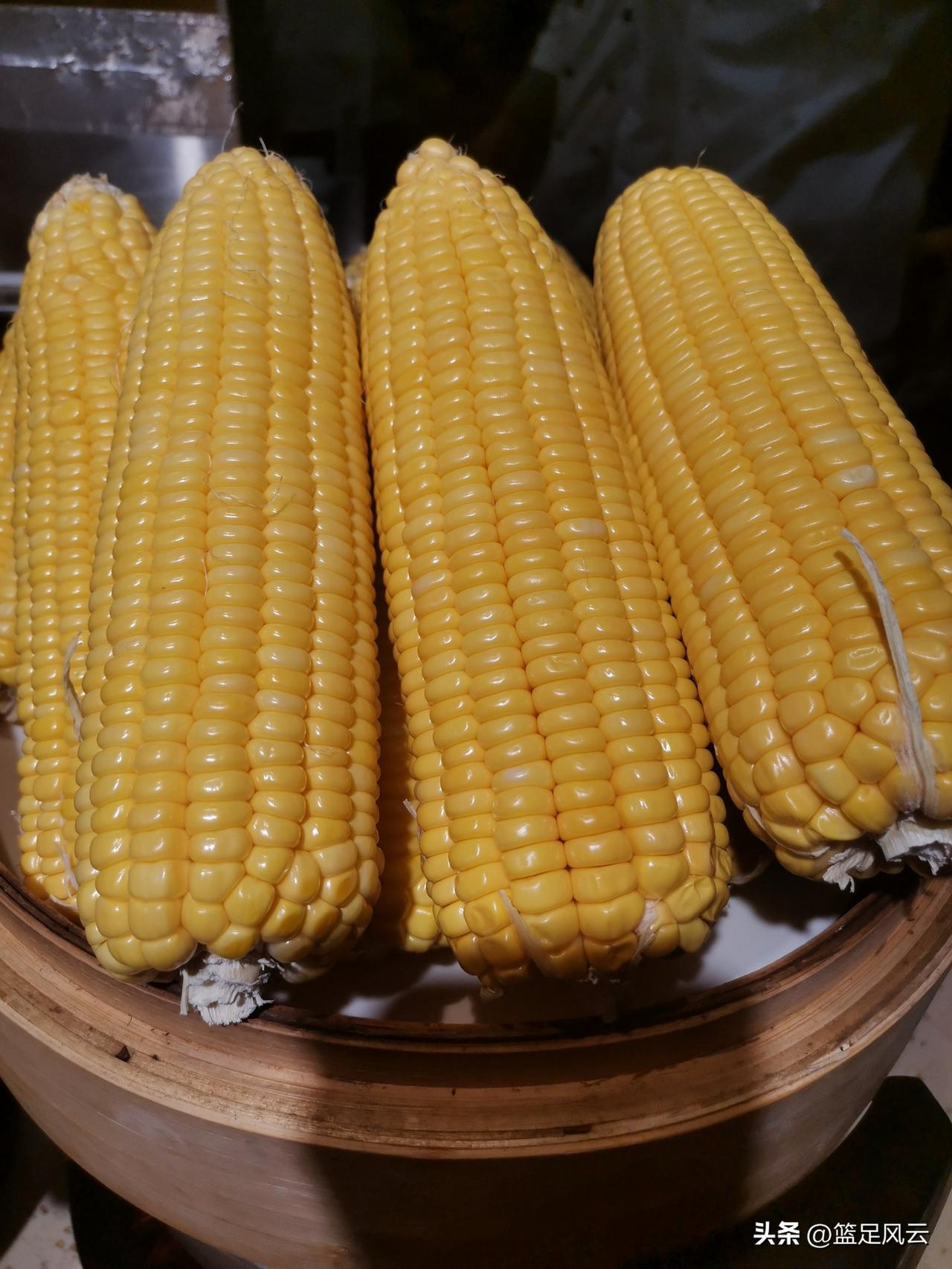 玉米，一种当代人都喜爱的食物，它的本味是大多数人的最爱。除此以外，它的吃法有很多