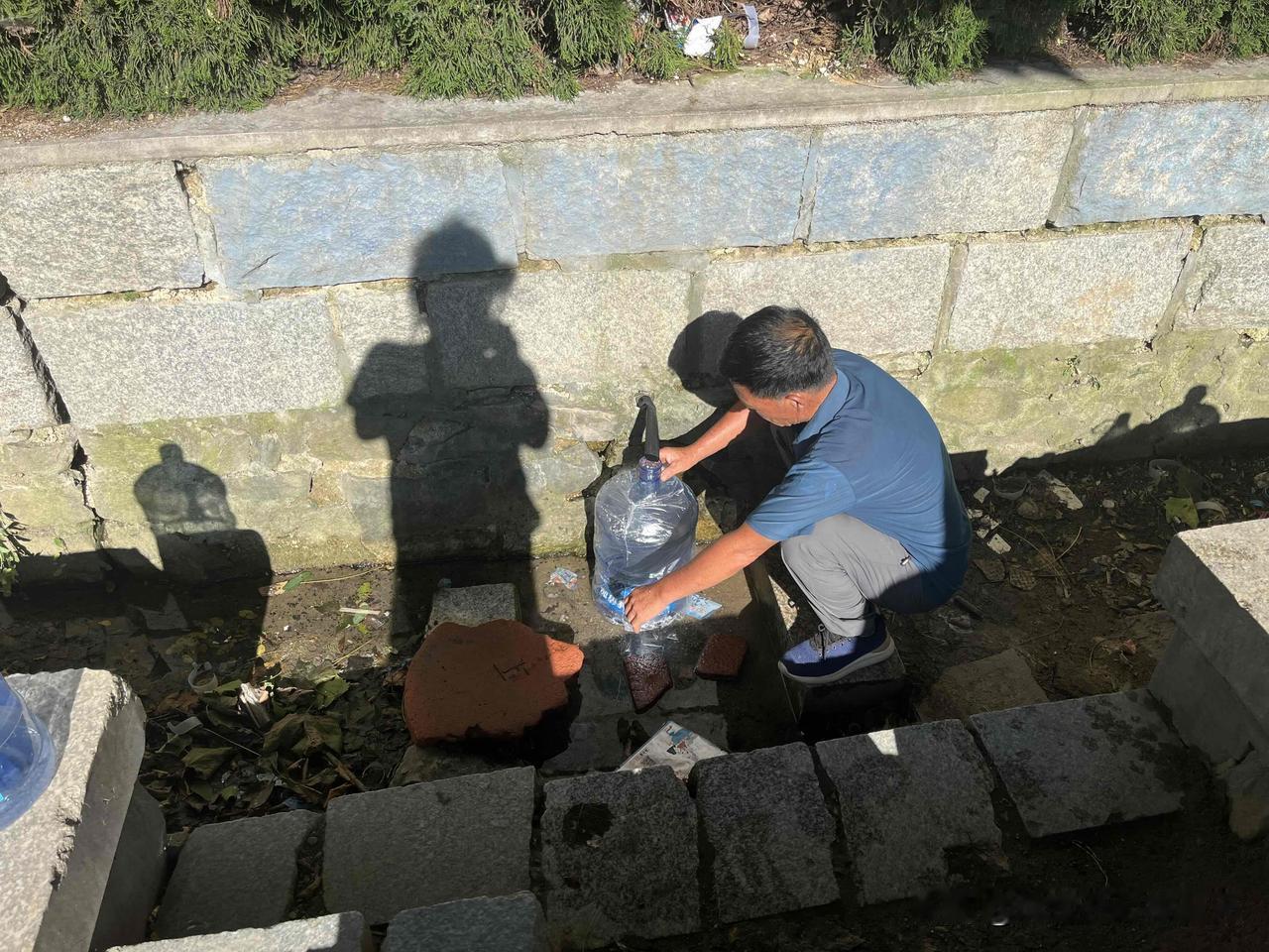 文登区圣海路路边免费山泉水（市民常接水）

位置：圣海路东侧路边（张家产镇路段，