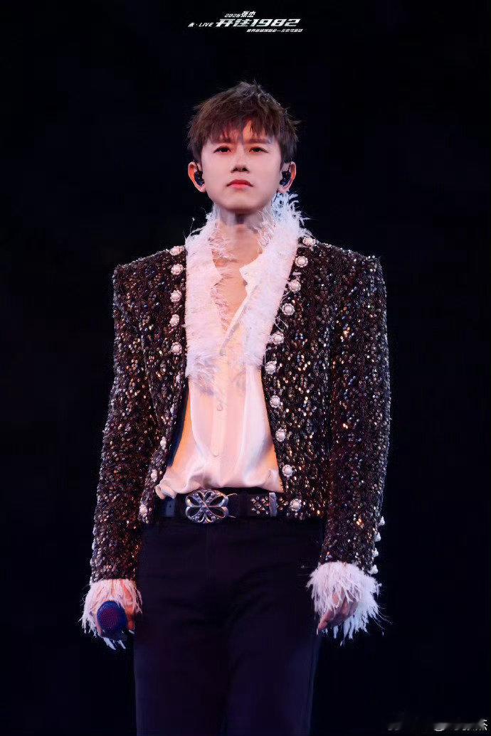 张杰这下不敢睁开眼了 “不敢睁开眼，希望是我的错觉”——张杰唱这句的时候估计是真