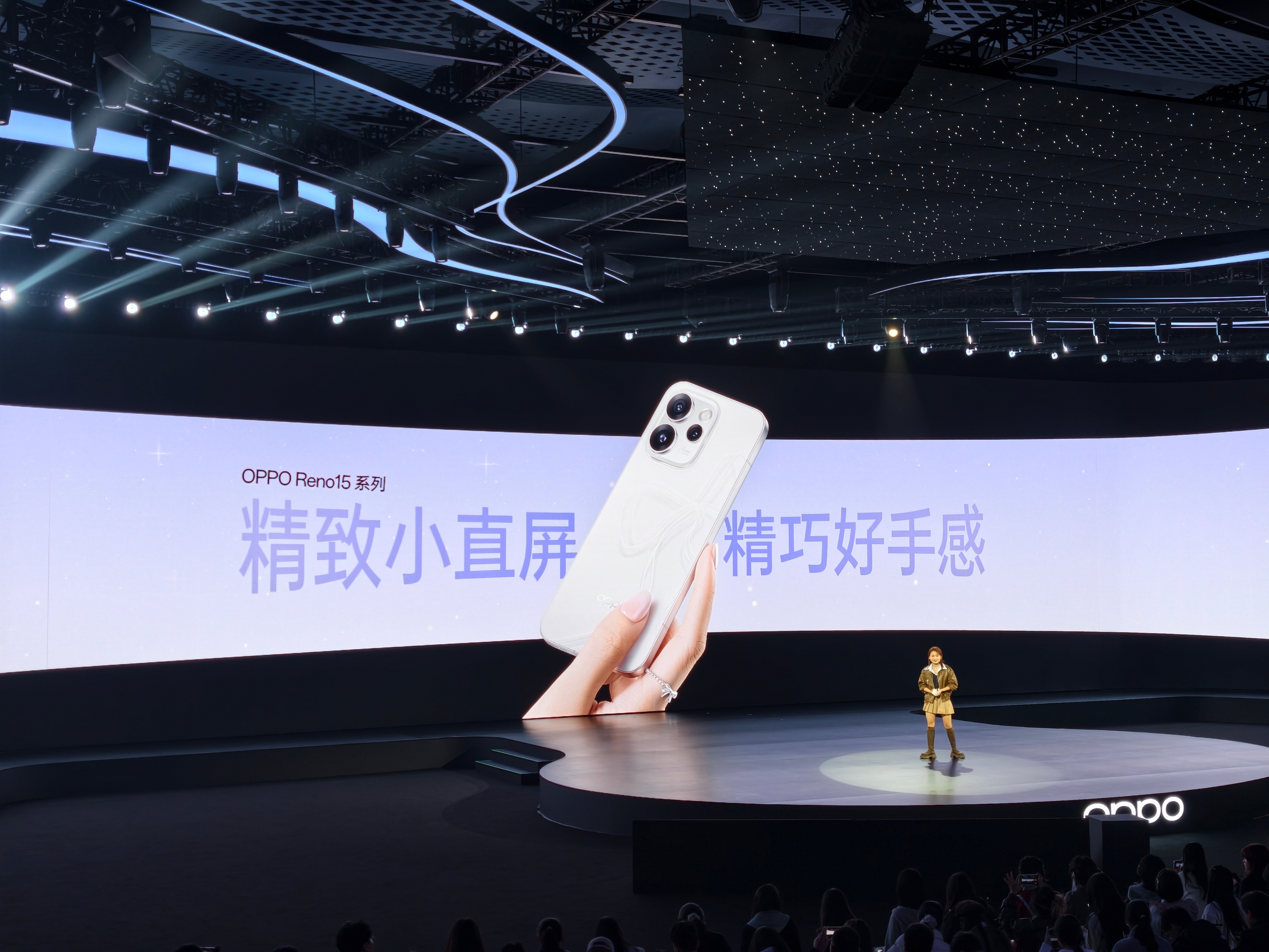 首发「全息光刻工艺」，缓缓转动手机，后盖上的蝴蝶结就会翩翩起舞，生命力直接拉满。