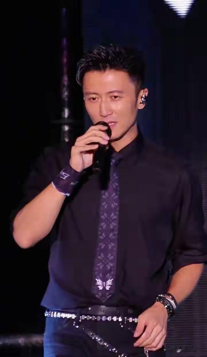 谢霆锋今天青岛演唱会一改以往的热闹与酷帅，整个人看上去都多了一层落寞。只是，领带