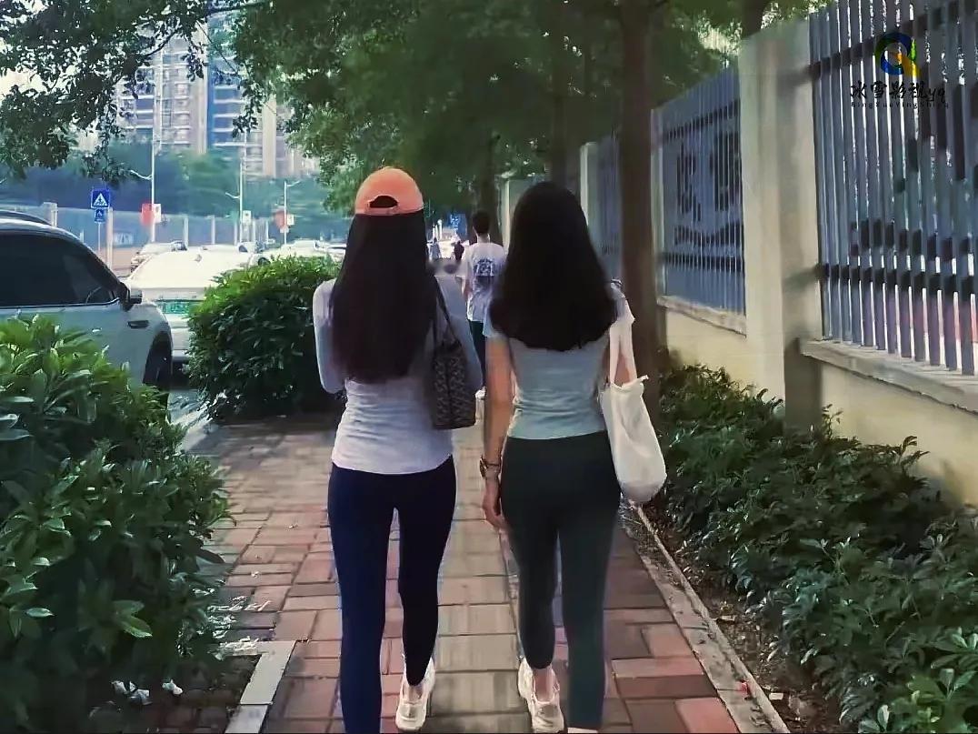 如果是你，你会选哪个？

左边这个，银行职员，年薪30万！

彩礼38万，家中独