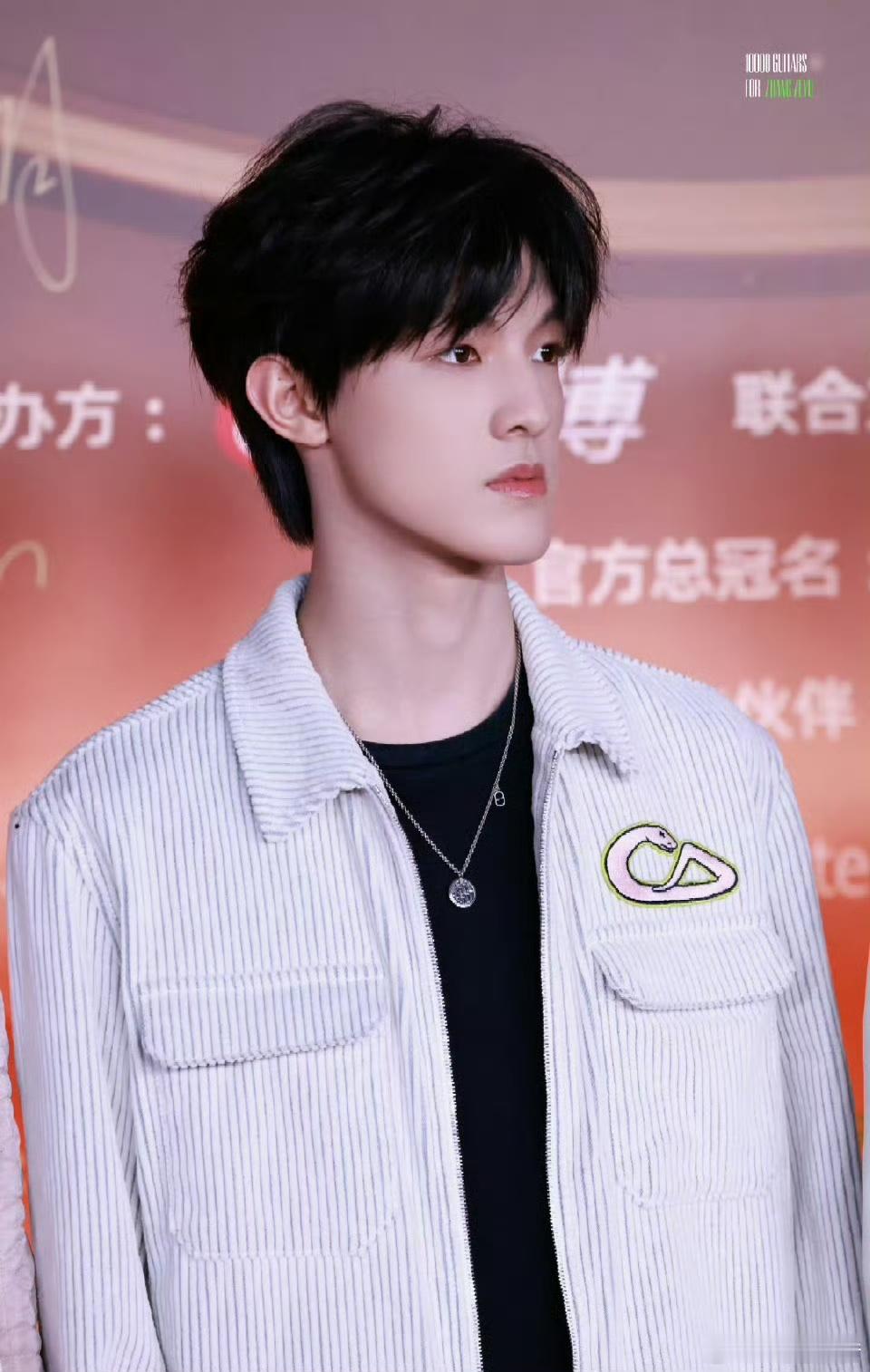 张泽禹真不愧是长在大家的审美点上了，微博之夜这造型也太帅了吧，这么好的状态相信他