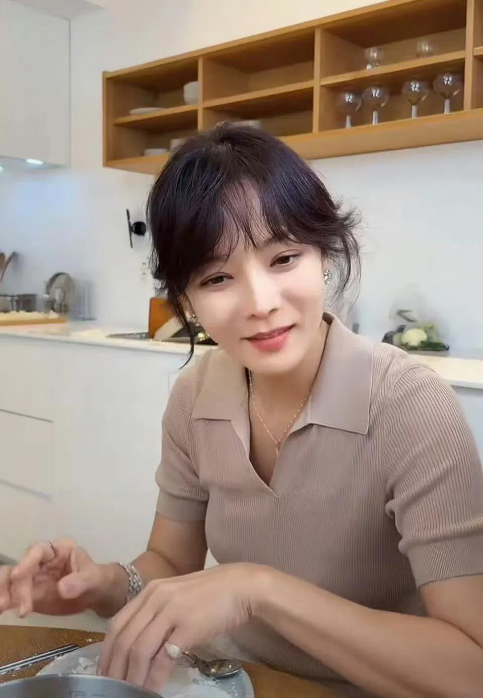 蔡琳现在为了在内娱开直播带货，汉语说的越来越流利了，她之前高梓淇结婚的时候，汉语