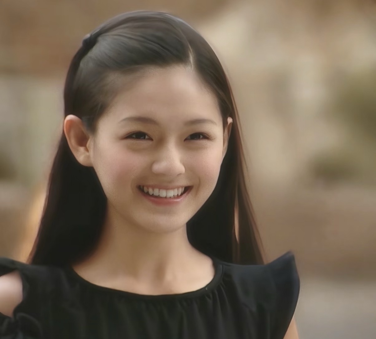 大S雕像S妈现身大S纪念雕像揭幕仪式  2026年2月2日 又是一场雨原来，已经