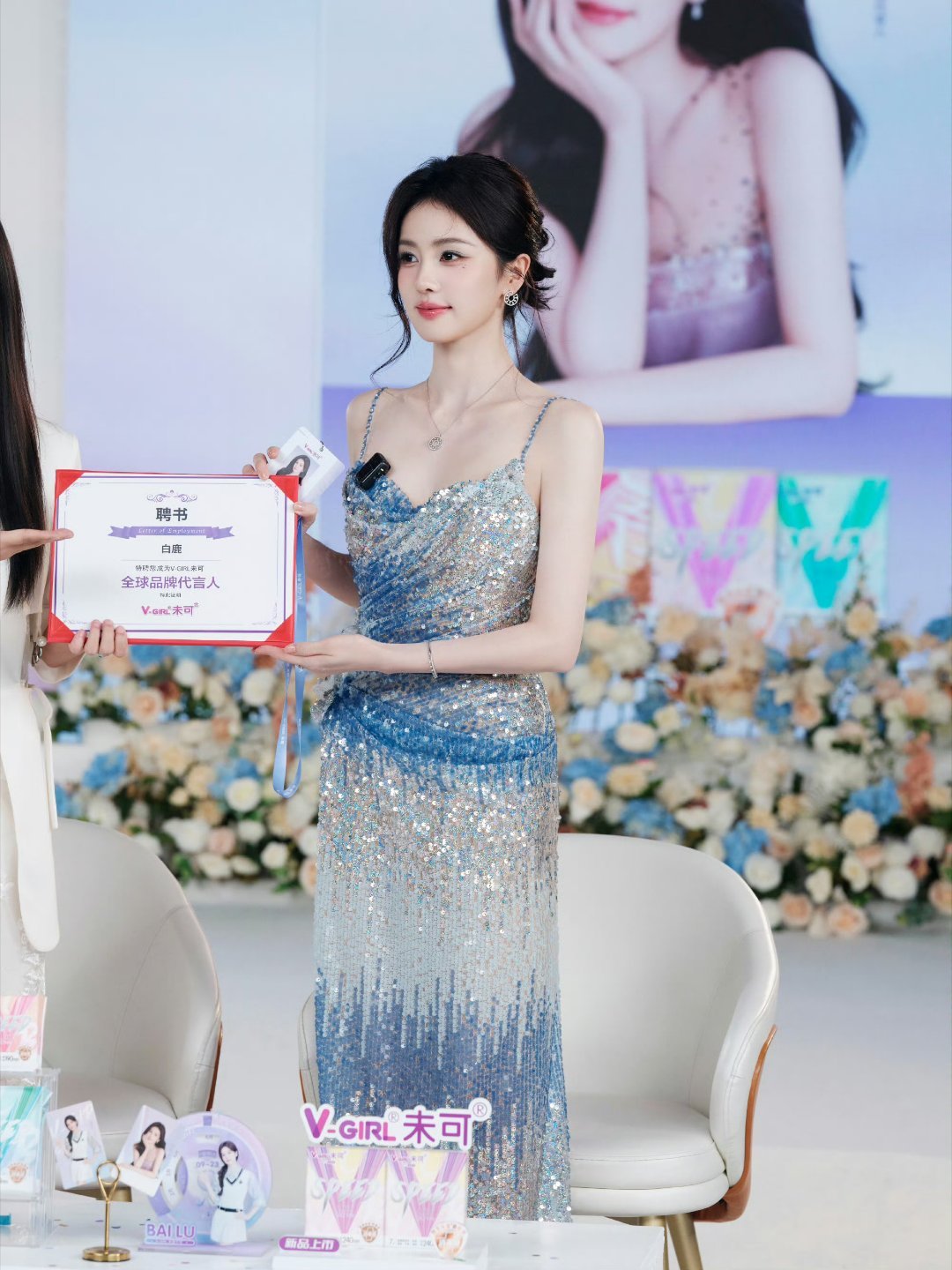 白鹿身着 Tralinh 渐变亮片吊带裙搭配 DeBeers 戴比尔斯珠宝亮相代