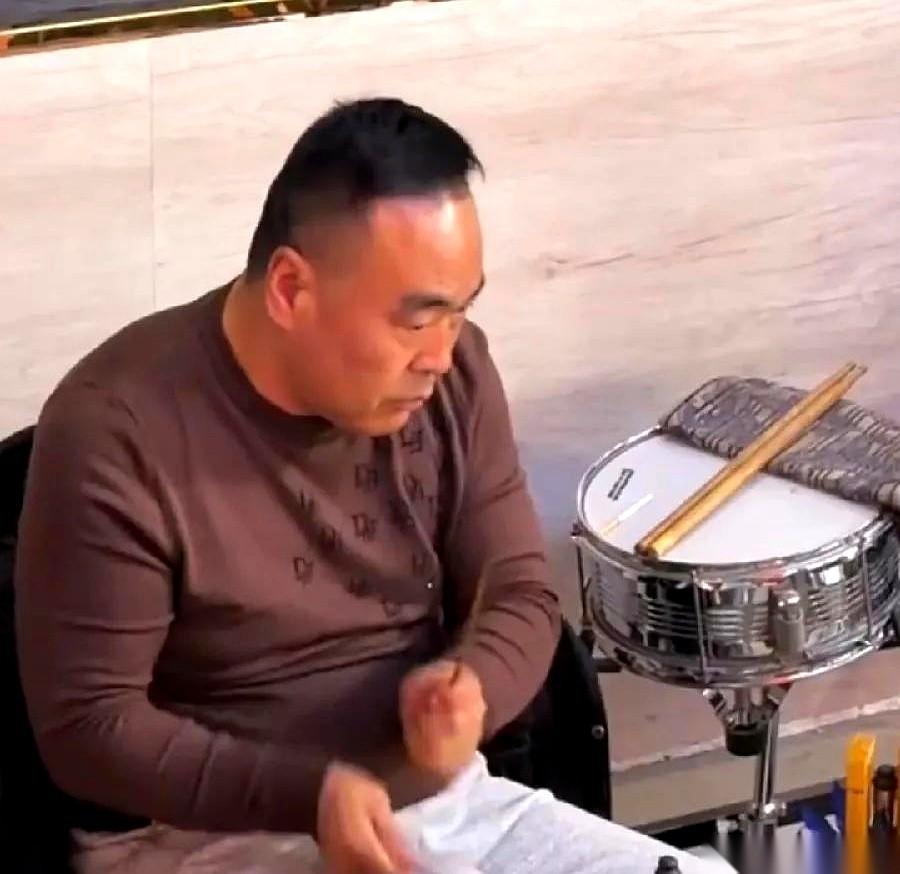 西安易俗社后台，那面老鼓的鼓点，几十年没乱过。
主角是付阿辉，社里的“定海神针”