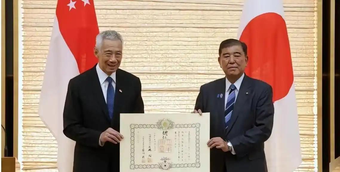 不知道李显龙现在后不后悔接受日本的那个“旭日大绶章”呢？！

8月25日，李显龙