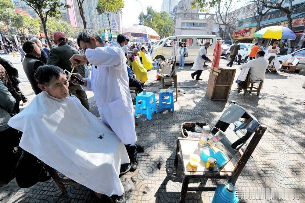 街边10元理发火了
理发店理发收费大概在30-40元左右，35元理发一次成了常态