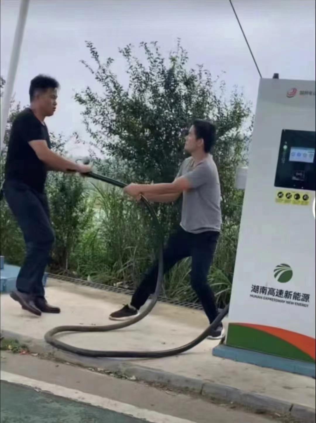 国庆到了，大家都十分高兴，于是在路上就与同路人玩起了拔河。【来自懂车帝车友圈】