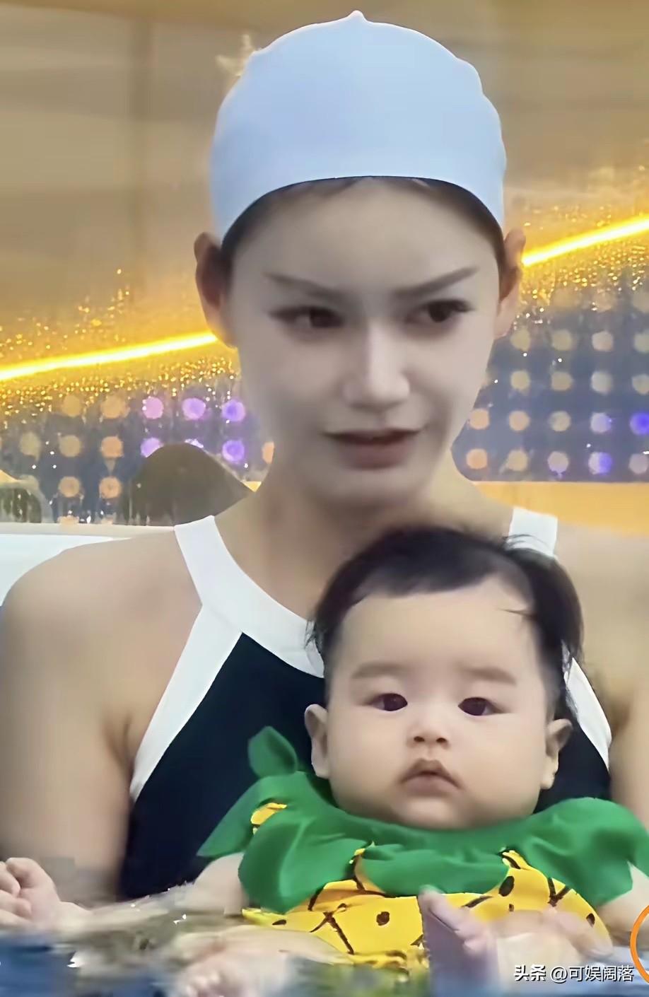 马筱梅，引发热议。

儿子刚满五个多月，便安排婴儿游泳训练，专门聘请一对一私教上