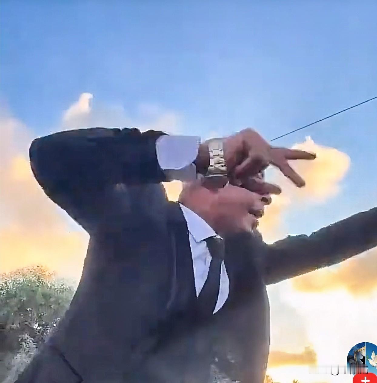 刚瞧见加沙嗷嗷哥再度现身，他有着帅气的发型，身着崭新的西装，还佩戴了一块看上去制