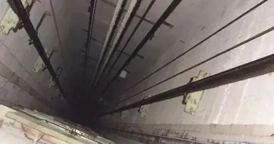 快递员 痛心！一名31岁快递员坠入电梯井身亡
